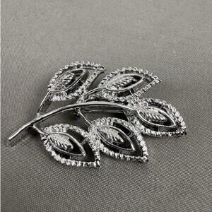 Gerry's Leaf Pin Signed Brooch Silver Tone Costume Jewelry Vintage Botanical